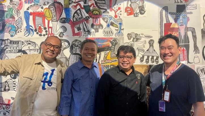 Guests in front of Arwin Hidayat's works